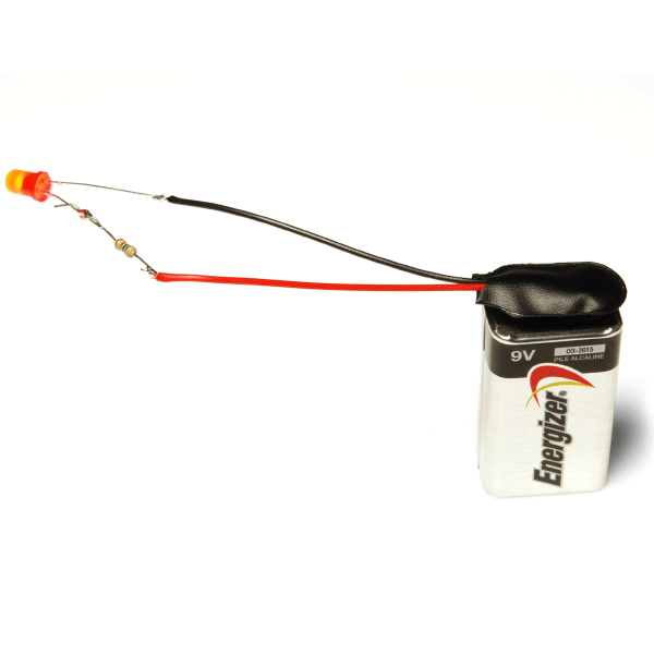 Circuito armado: LED rojo encendido conectado con una resistencia limitadora a una batería de 9V