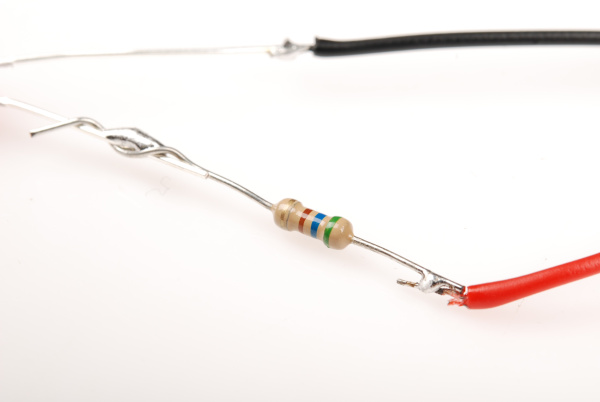 Resistencia de 560 ohm soldada entre el cable rojo y el cable negro del circuito
