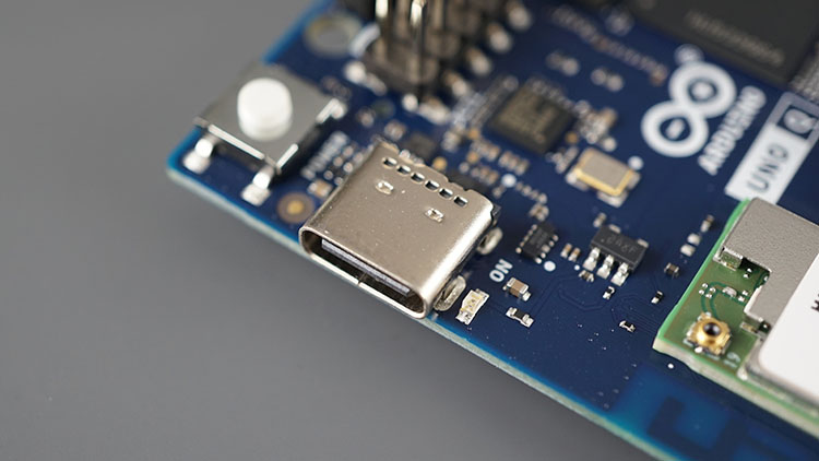 Arduino UNO Q conectado al computador mediante un cable USB-C