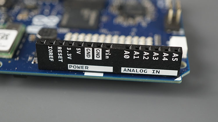 Las seis entradas analógicas del Arduino UNO Q