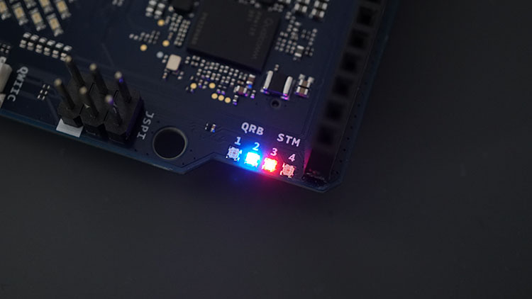El LED rojo integrado del Arduino UNO Q parpadeando cada segundo