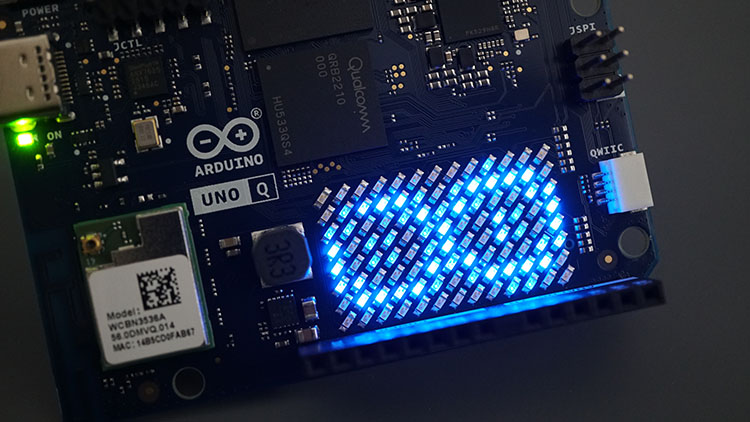Matriz de LEDs integrada en el Arduino UNO Q mostrando el logo de Arduino
