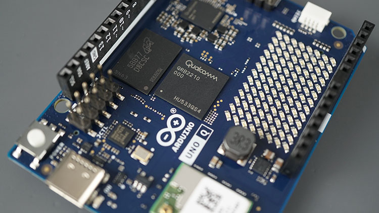 Los dos cerebros de la placa: el microprocesador QRB2210 y el microcontrolador STM32U585