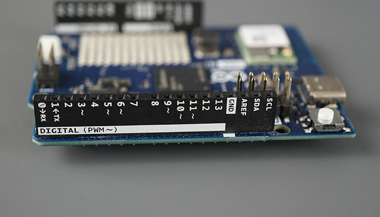 Conectores GPIO clásicos del Arduino UNO Q, compatibles con los shields existentes
