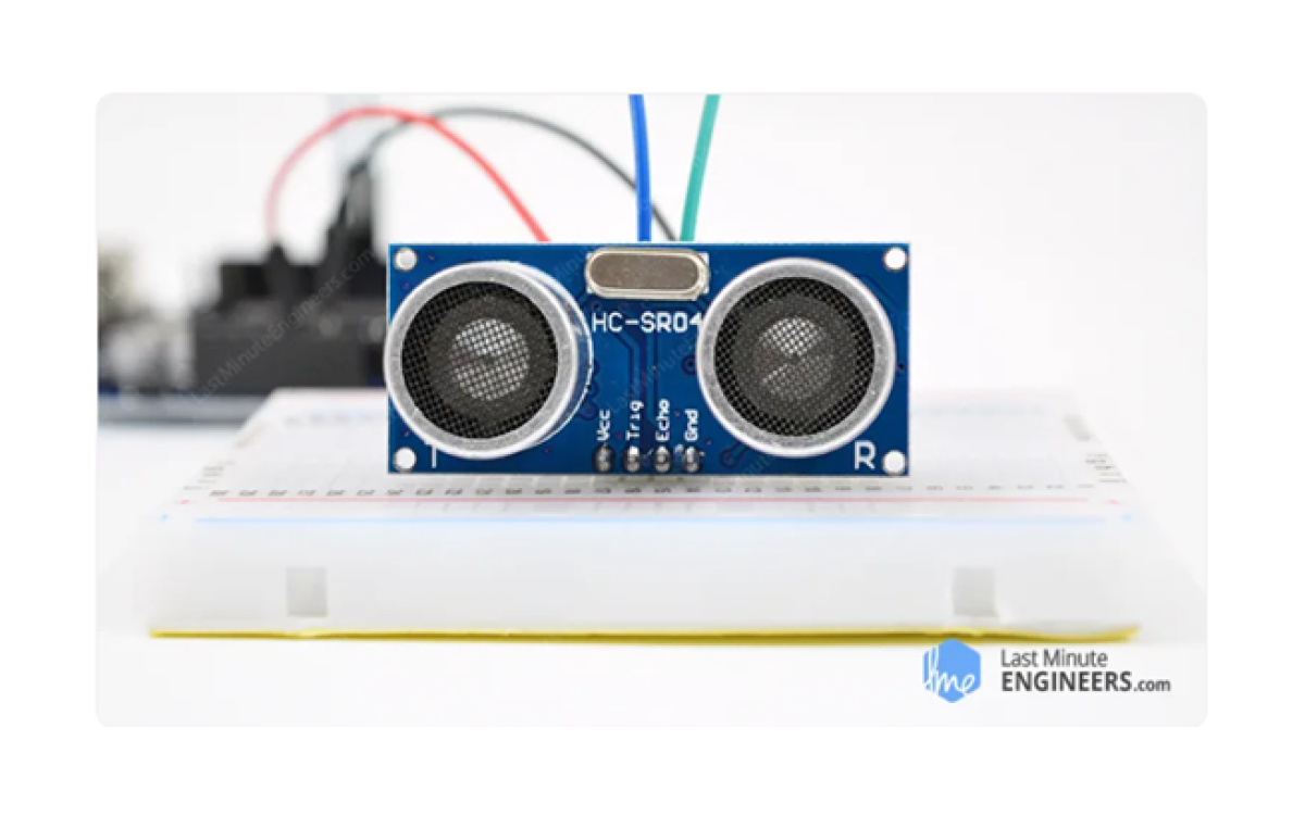 ¿Cómo funciona el sensor ultrasónico HC-SR04 y cómo se conecta con Arduino?